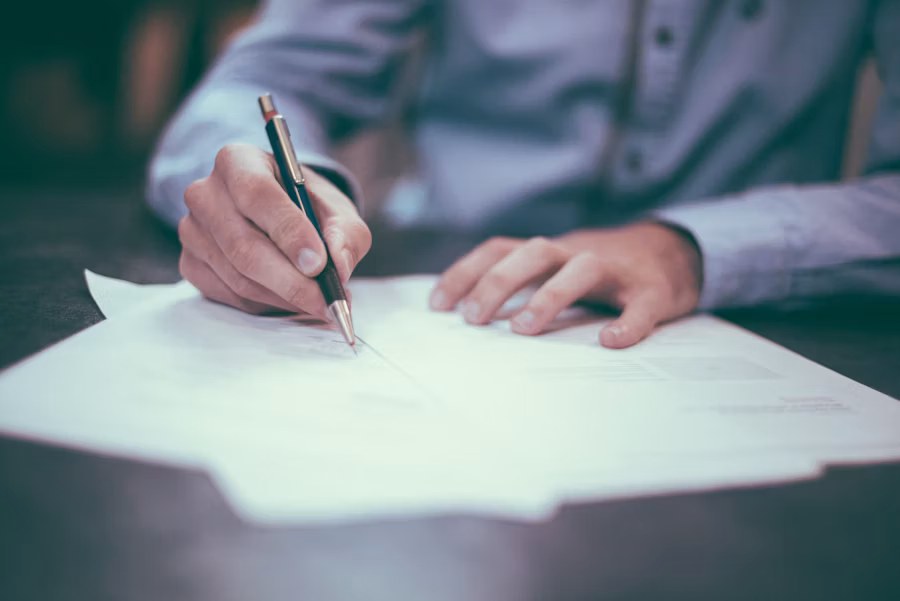 Profissional tirando dúvidas sobre consultório compartilhado