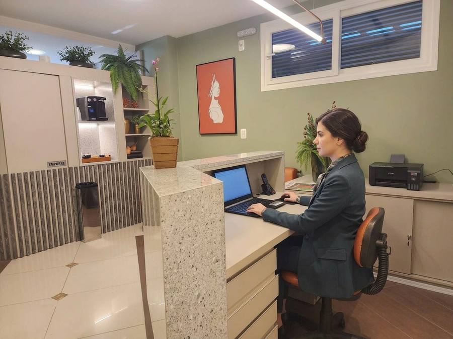 Profissional organizando a agenda de atendimentos